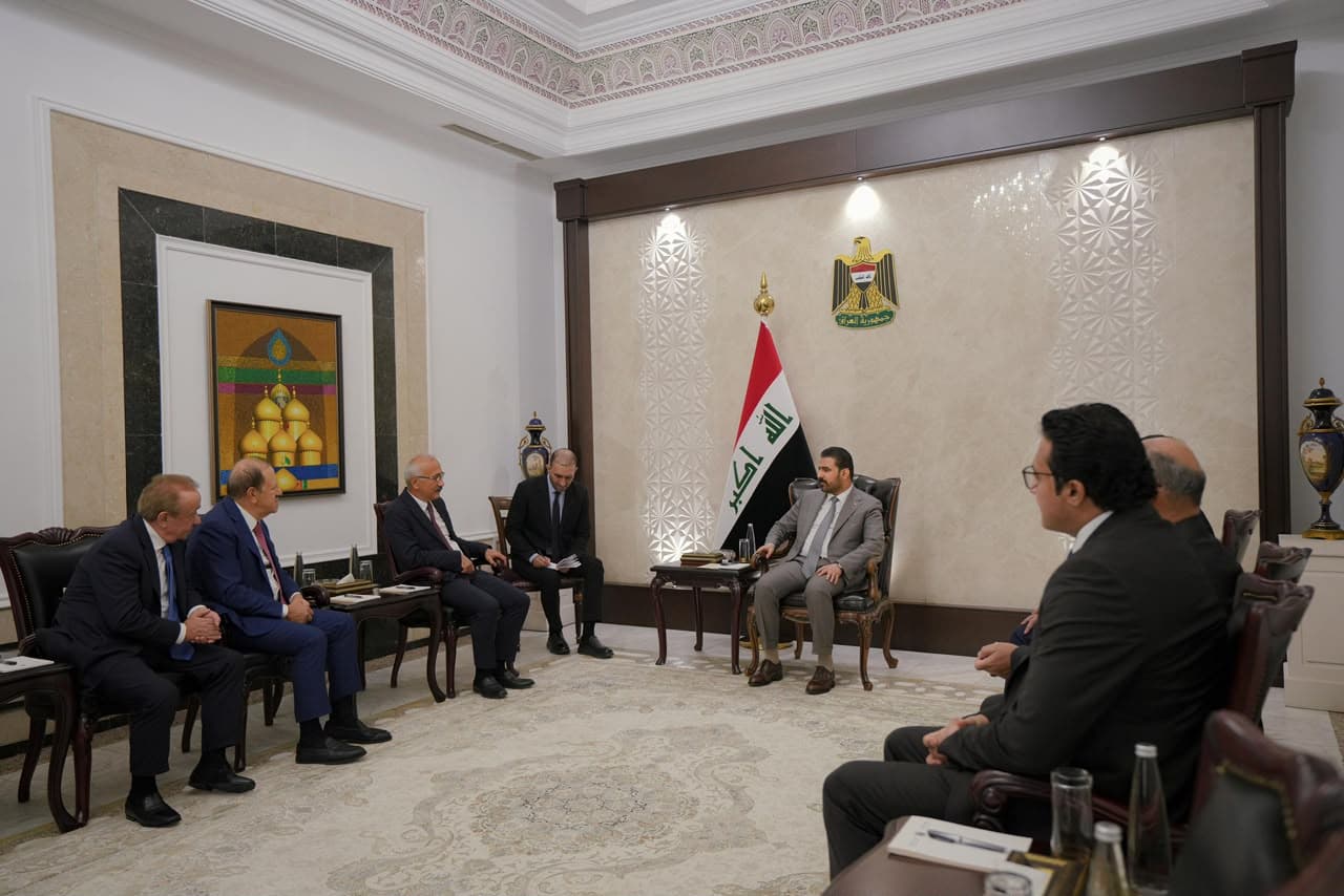 الزيدي يستقبل وفداً من رجال الأعمال الأتراك برئاسة نائب رئيس الوزراء التركي الأسبق