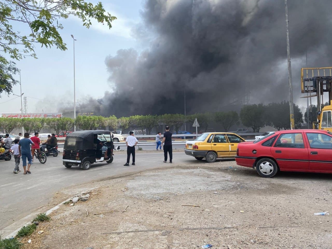 فرق الدفاع المدني تكافح حريقاً اندلع في معمل ومحال تجارية لبيع الإسفنج ببغداد دون وقع اصابات