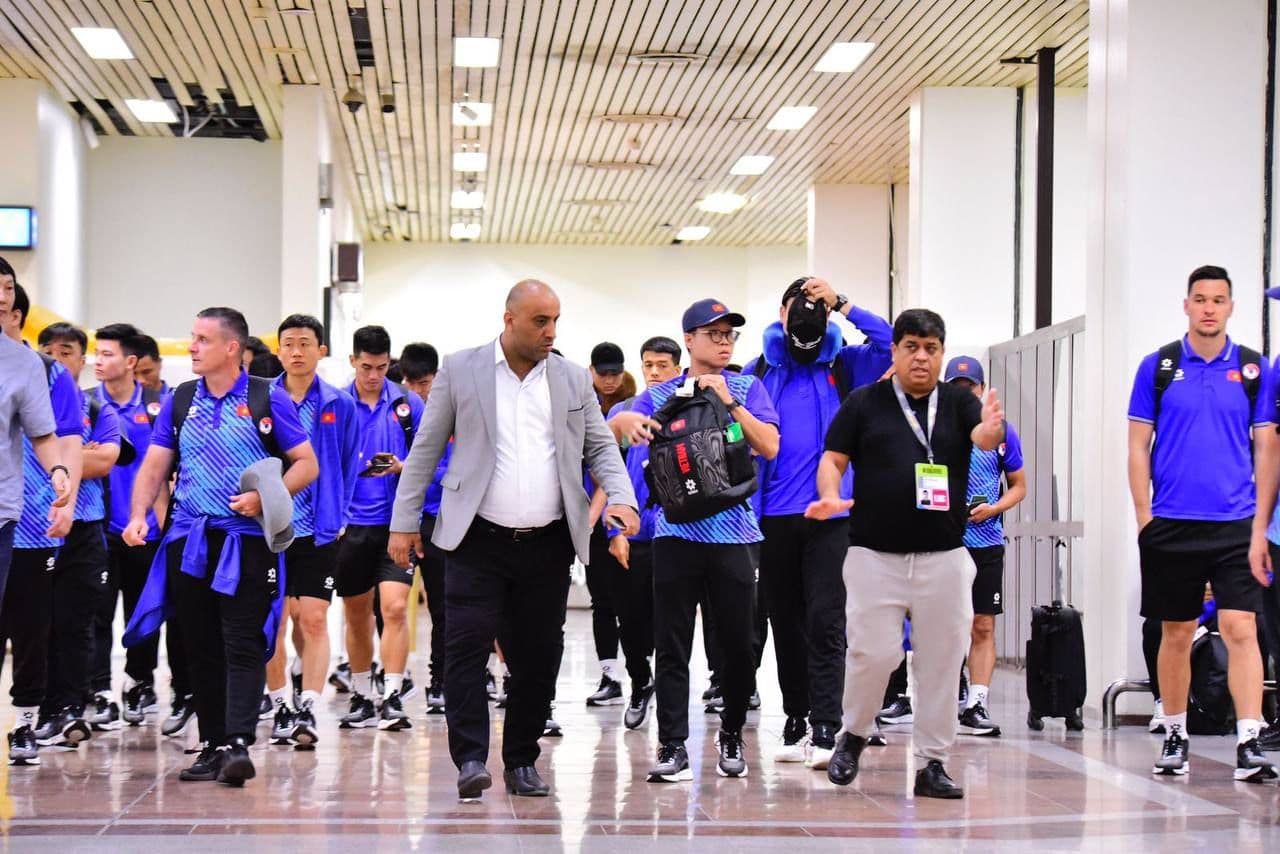 للقاء الأسود.. المنتخب الفيتنامي يصل إلى البصرة