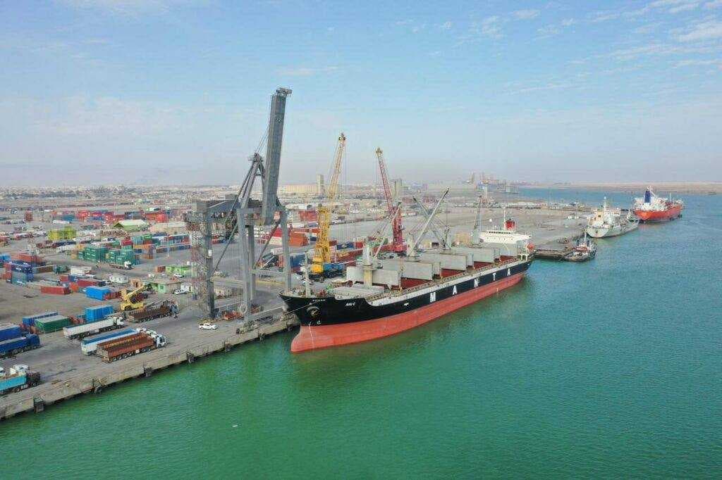الفرطوسي يشدد على توفير التسهيلات لسائقي الشاحنات والمخرجين في الموانئ