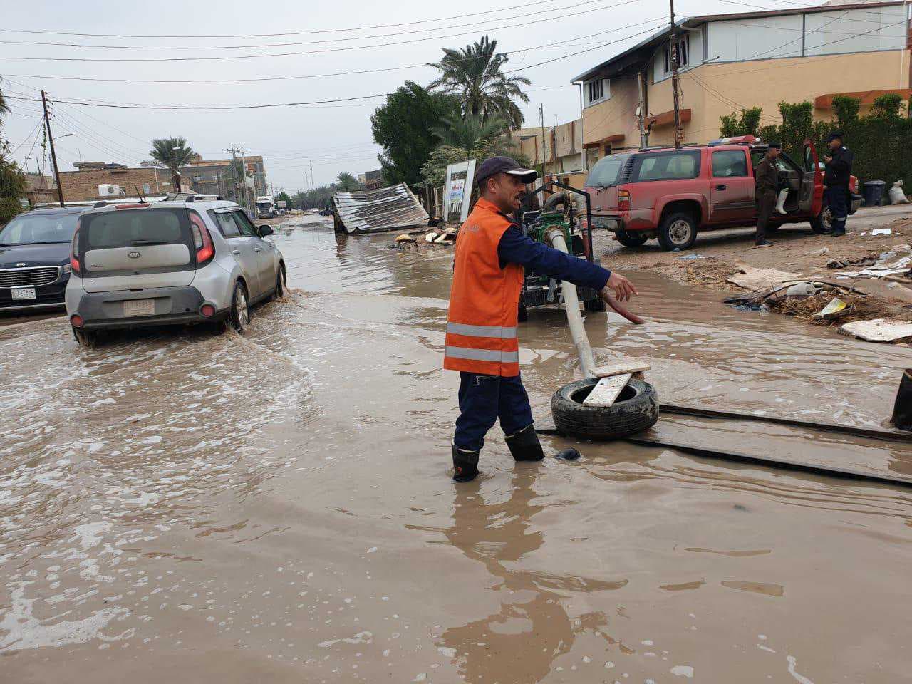 محافظ بابل يعفي مديري المجاري والبلديات بسبب غرق الأحياء السكنية بمياه الأمطار