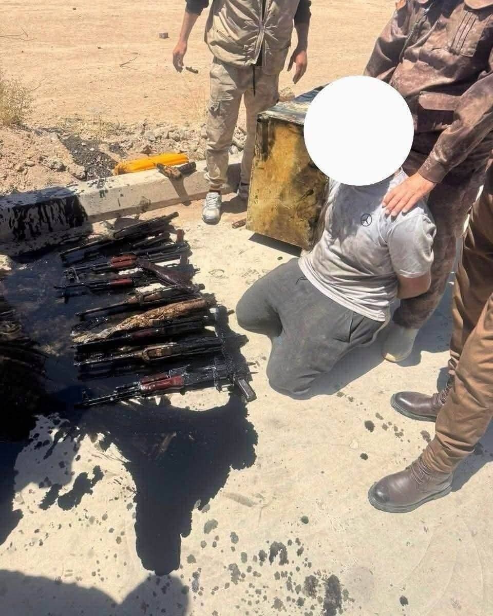 قوات الحدود تلقي القبض على مهرب حاول إدخال أسلحة كلاشينكوف عبر منفذ القائم