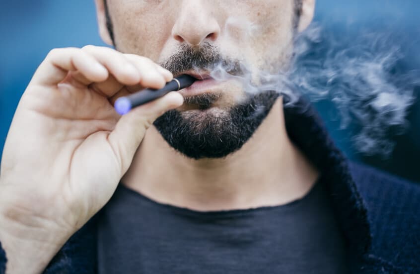 ليست أقل ضرراً.. دراسة تكشف تراجع كفاءة الرئتين والتحمل البدني لدى مستخدمي "الفيب"